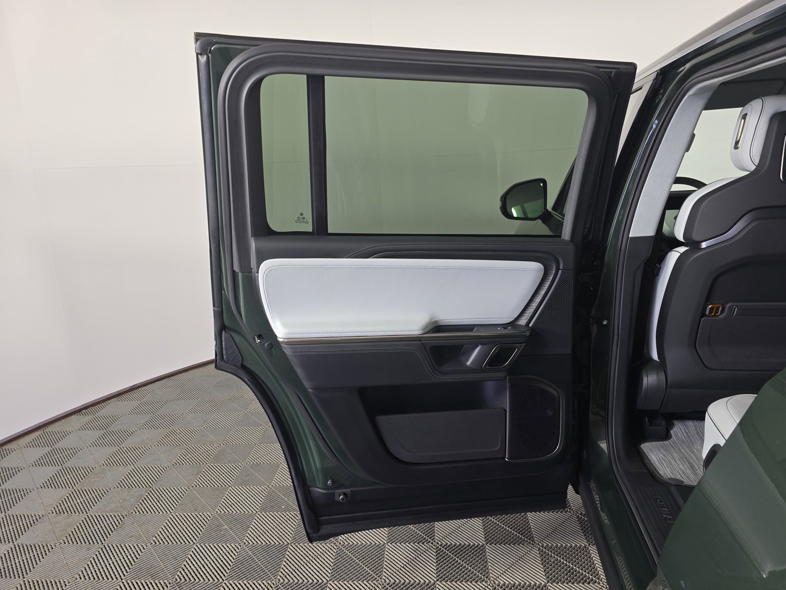 Used 2023 Rivian R1S Adventure AWD/4WD image 17