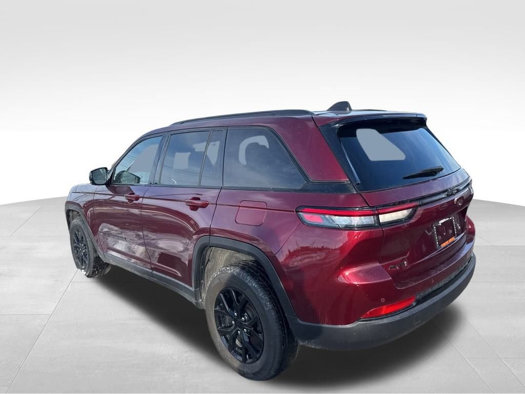 Used 2025 Jeep Grand Cherokee Altitude image 3