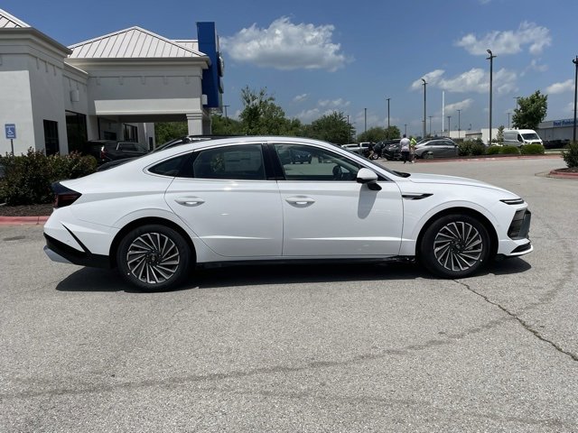 New 2025 Hyundai Sonata Limited image 8