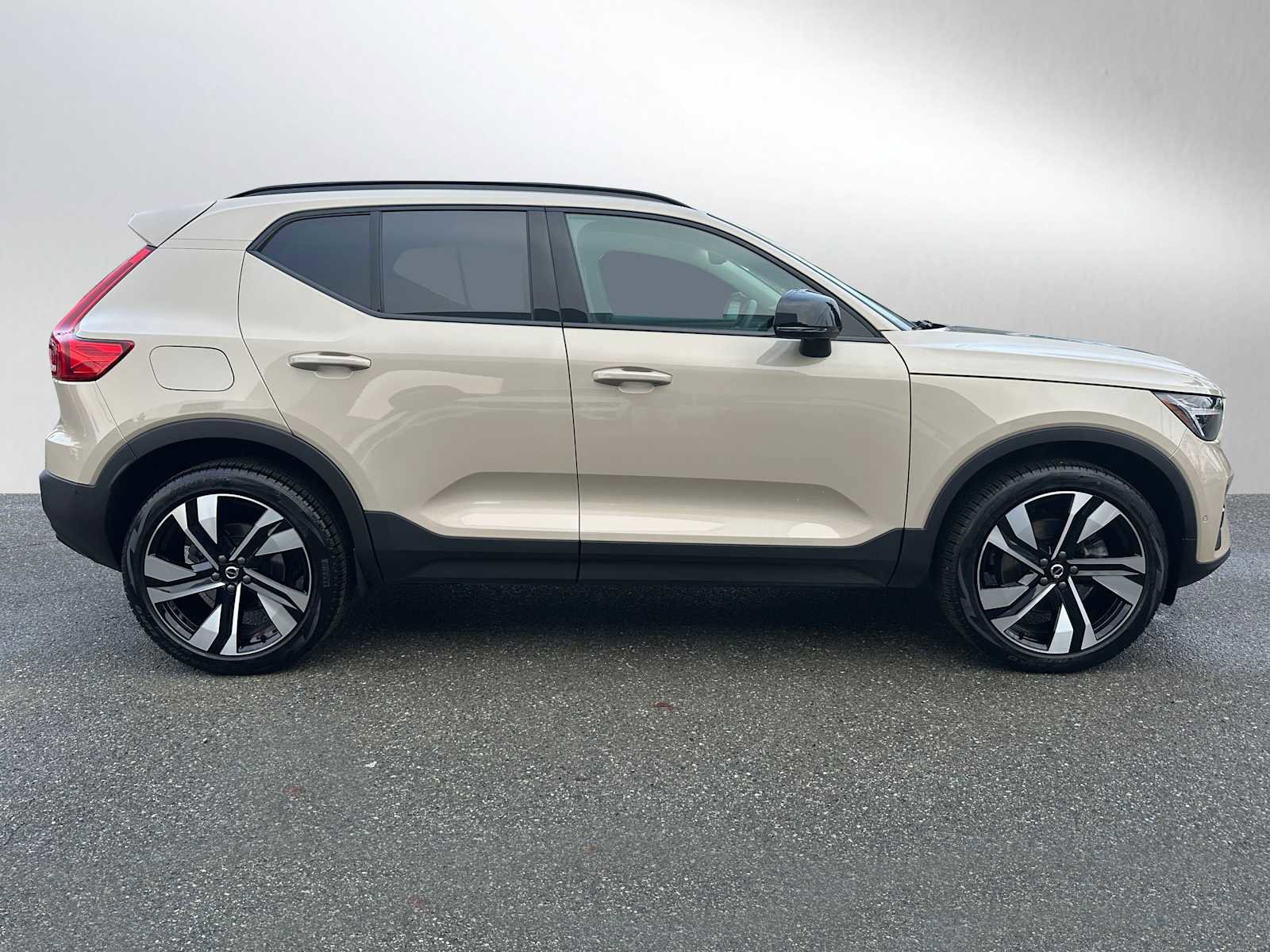 Used 2025 Volvo XC40 B5 Ultra w/ Climate Package image 2
