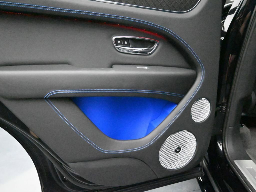 Used 2025 Bentley Bentayga image 32