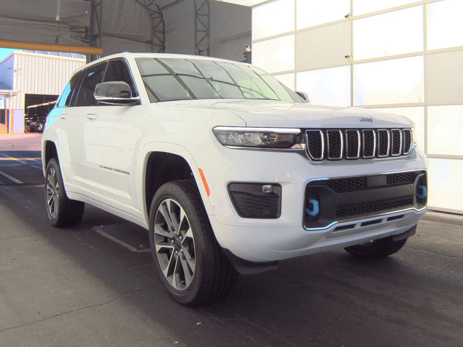 Used 2022 Jeep Grand Cherokee Overland w/ Luxury Tech Group IV AWD/4WD image 2