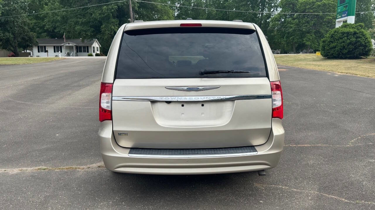 Used 2014 Chrysler Town & Country Touring FWD image 7