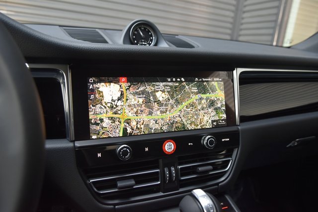 Certified 2025 Porsche Macan image 31