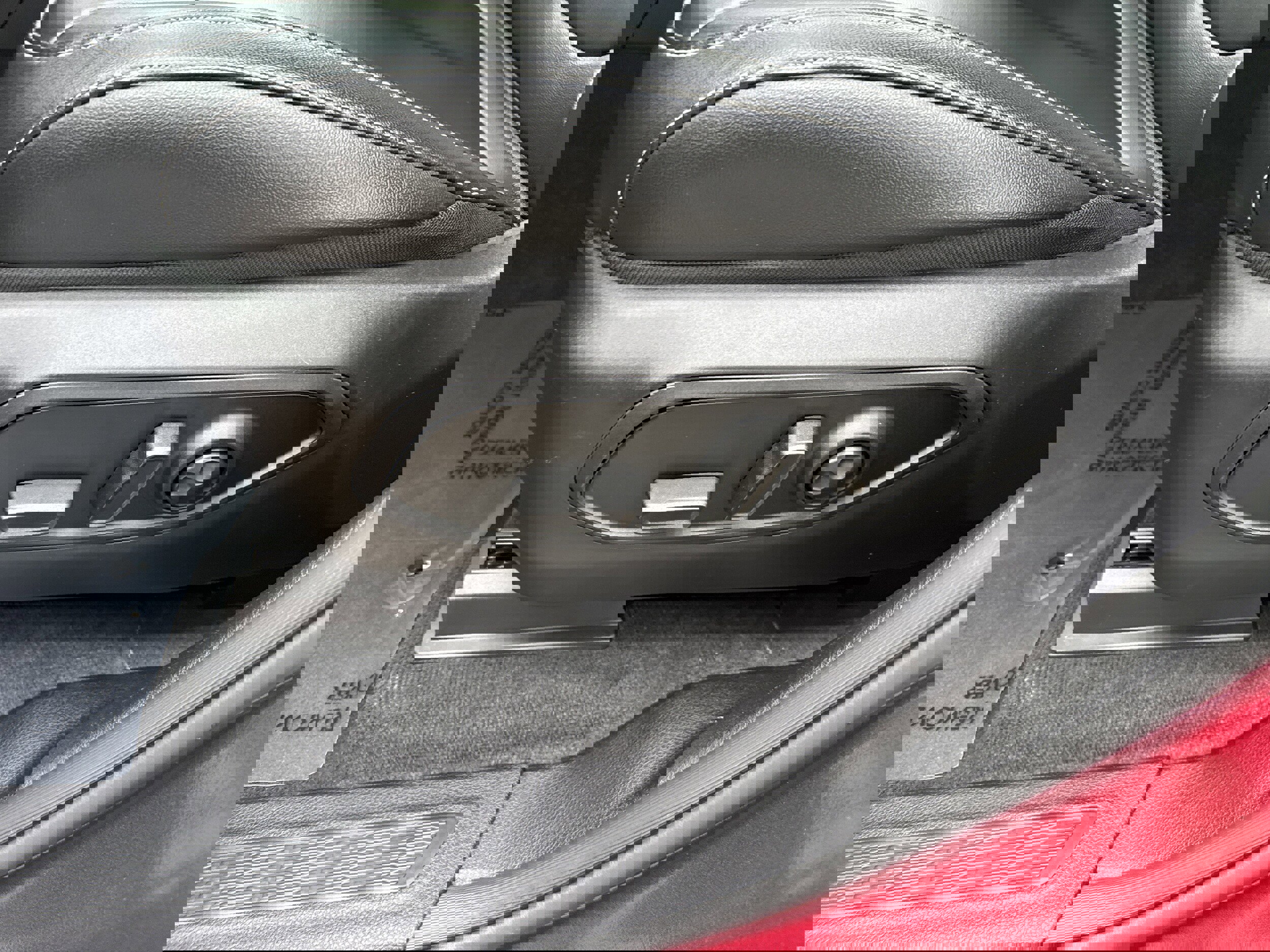 Used 2025 Jeep Grand Cherokee Limited w/ Black Appearance Package AWD/4WD image 6