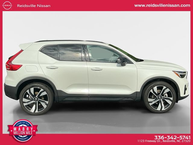 Used 2025 Volvo XC40 B5 Plus AWD/4WD image 7
