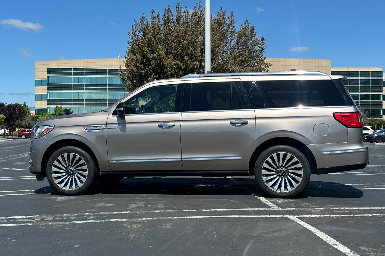 Used 2019 Lincoln Navigator L Reserve image 7