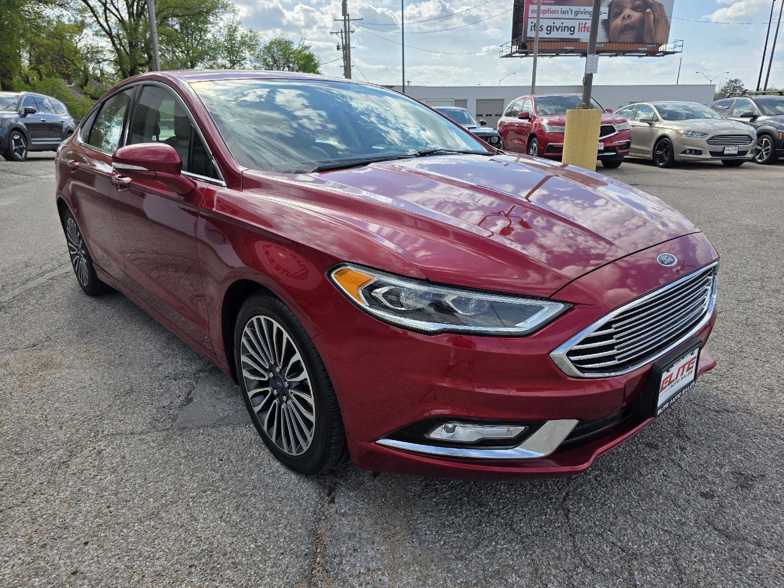 Used 2017 Ford Fusion SE w/ Fusion SE Technology Package image 3