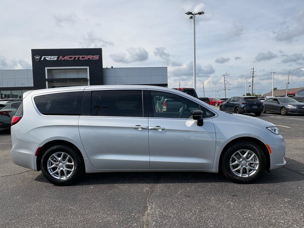 Used 2026 Chrysler Pacifica Select FWD image 15