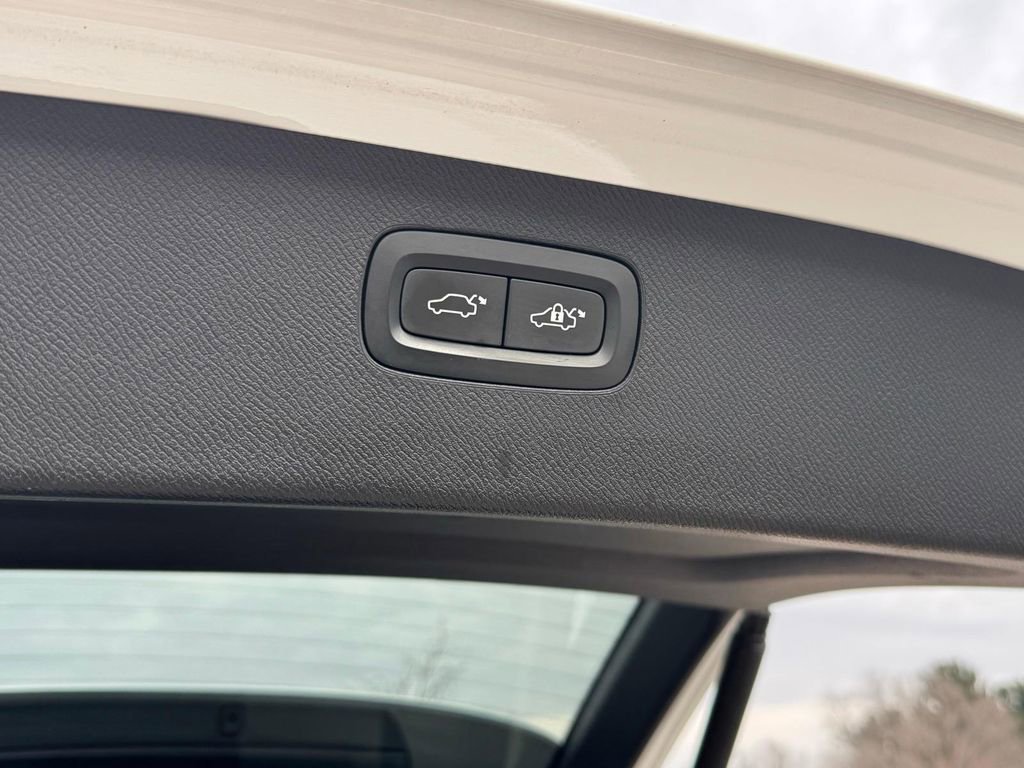 Used 2018 Volvo XC90 T5 Momentum w/ Convenience Package image 6