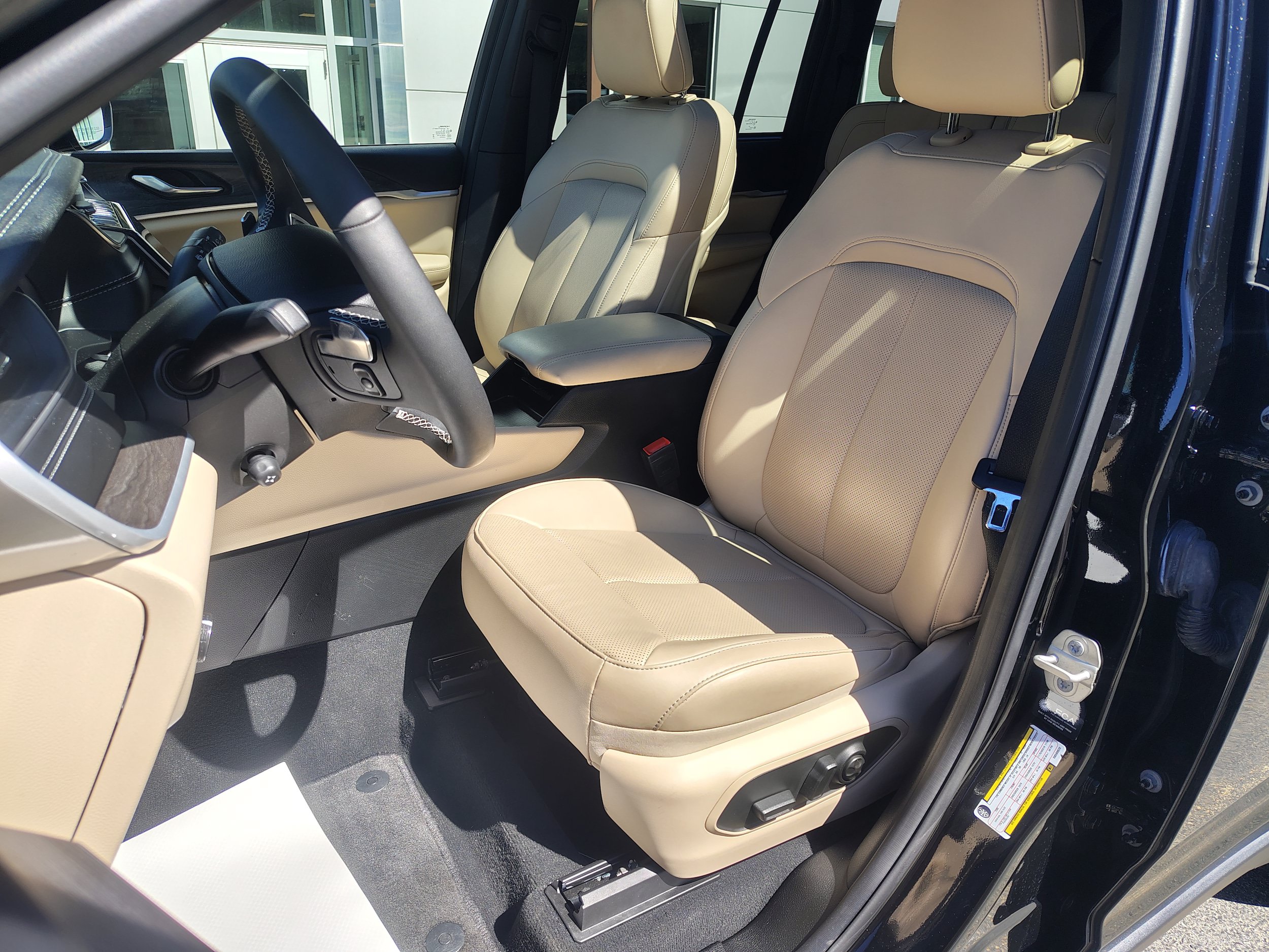 Certified 2024 Jeep Grand Cherokee Limited w/ Luxury Tech Group II AWD/4WD image 18