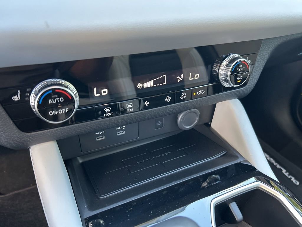 New 2025 Mitsubishi Outlander SE image 41