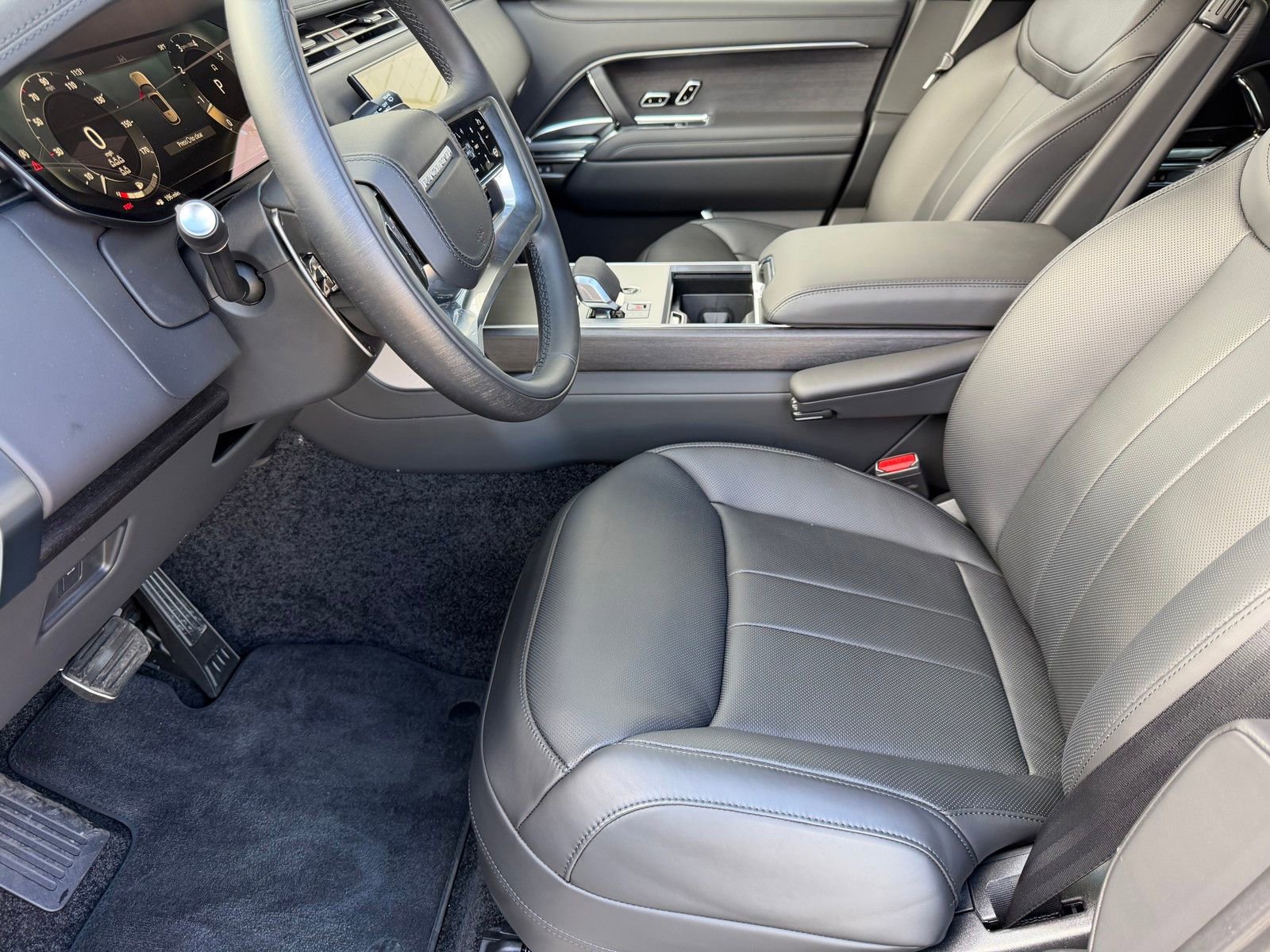 New 2026 Land Rover Range Rover Long Wheelbase SE image 9