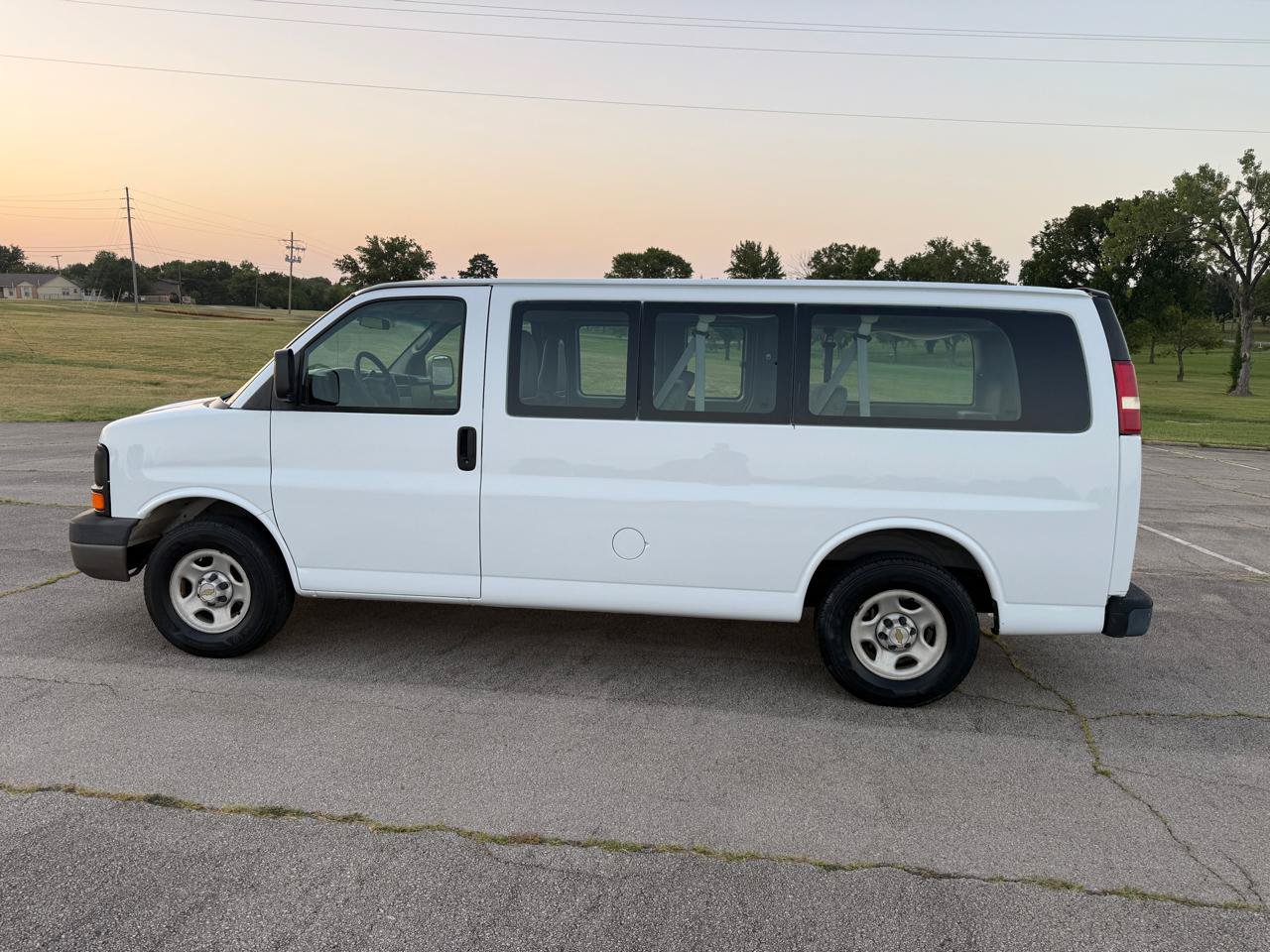 Used 2004 Chevrolet Express 1500 Passenger RWD image 3
