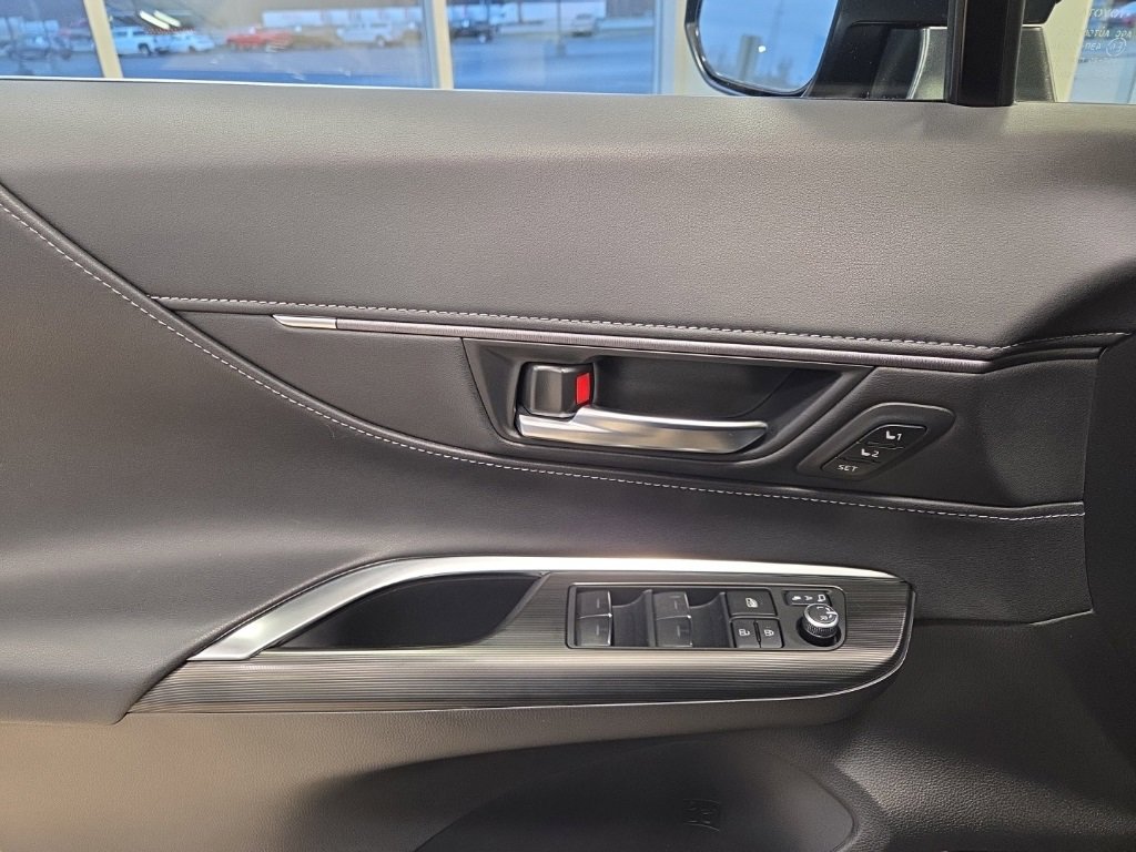 Used 2023 Toyota Venza Limited image 11