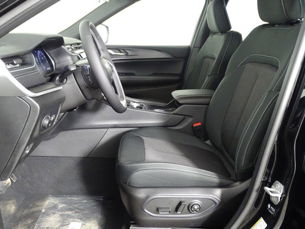 New 2025 Jeep Grand Cherokee L Laredo image 11