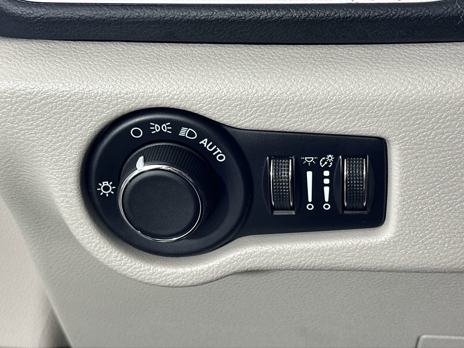 Used 2023 Chrysler Voyager LX image 26