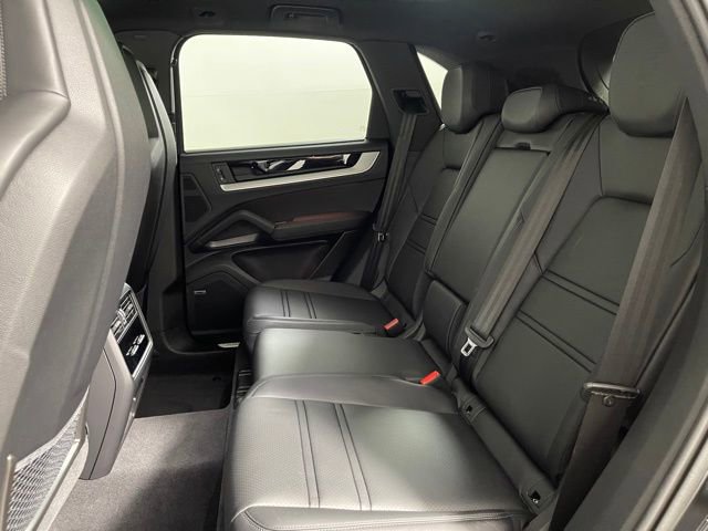 Used 2025 Porsche Cayenne image 30