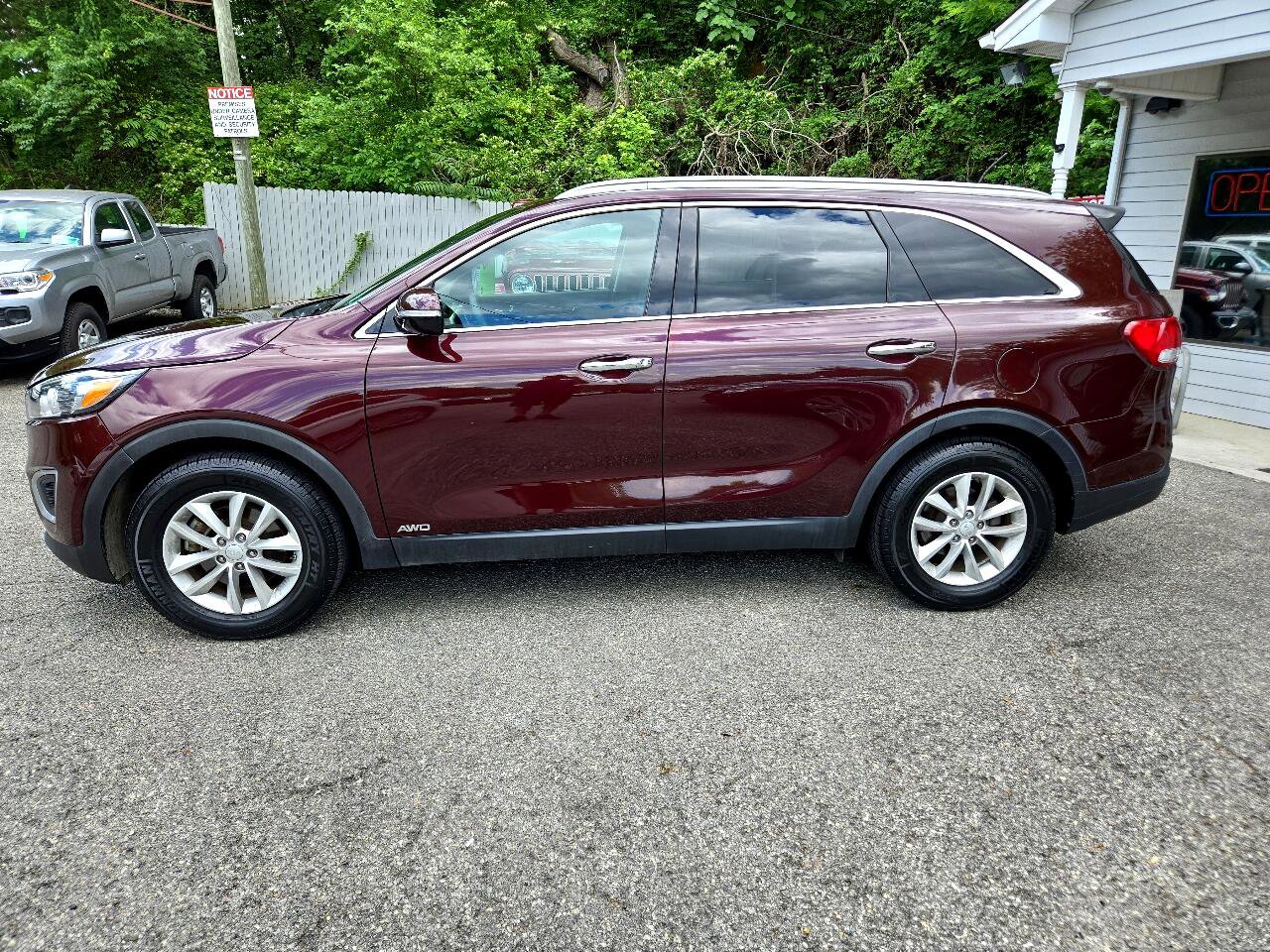 Used 2017 Kia Sorento AWD image 2