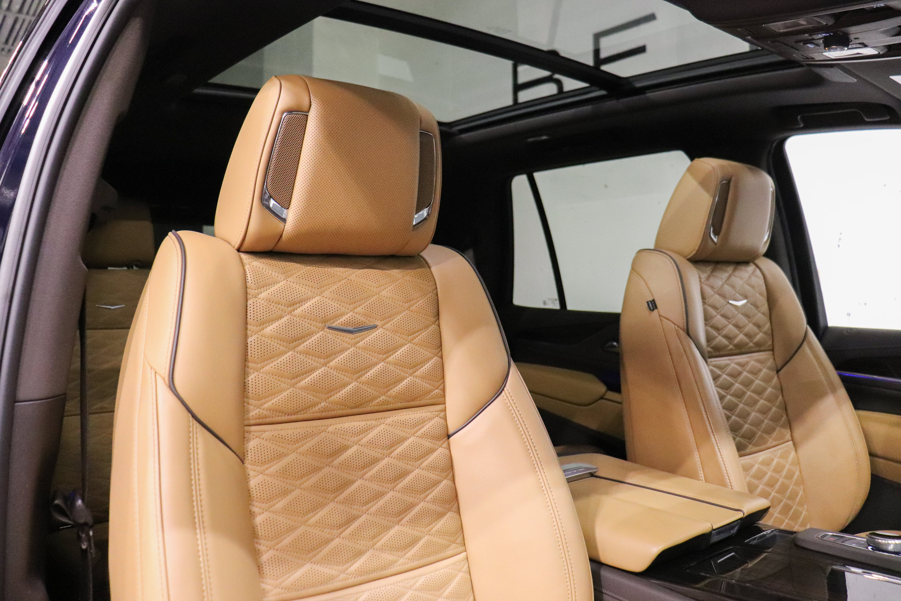 Used 2024 Cadillac Escalade Premium Luxury AWD/4WD image 15