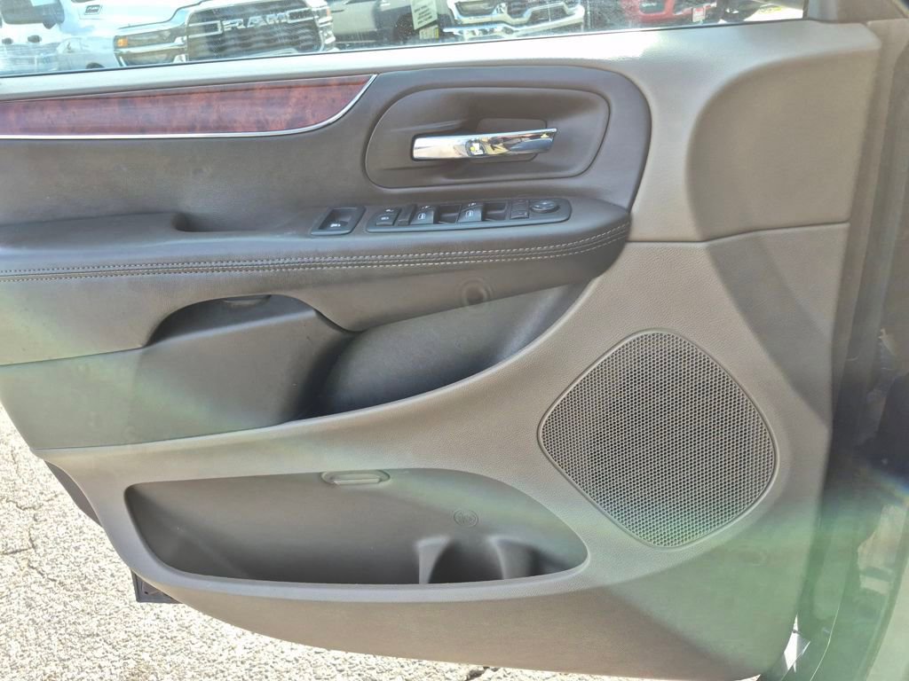 Used 2013 Chrysler Town & Country Touring image 15