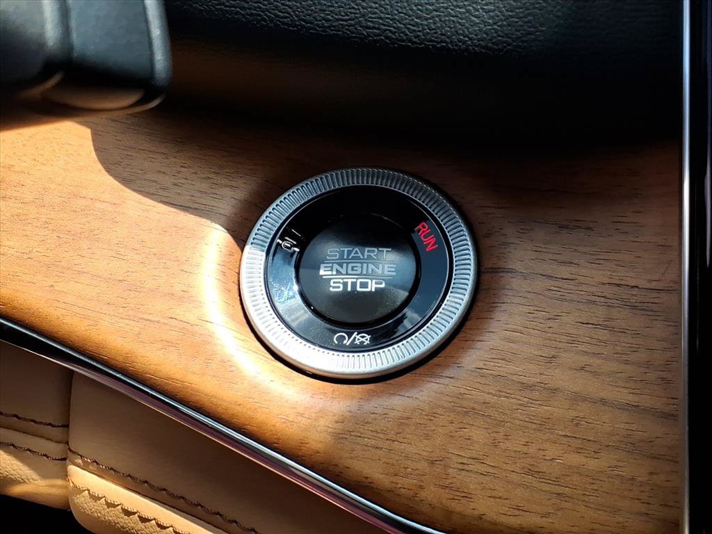 Used 2025 Jeep Grand Cherokee L Summit AWD/4WD image 10