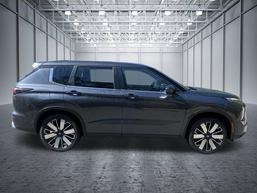 Used 2025 Mitsubishi Outlander SE AWD/4WD image 2