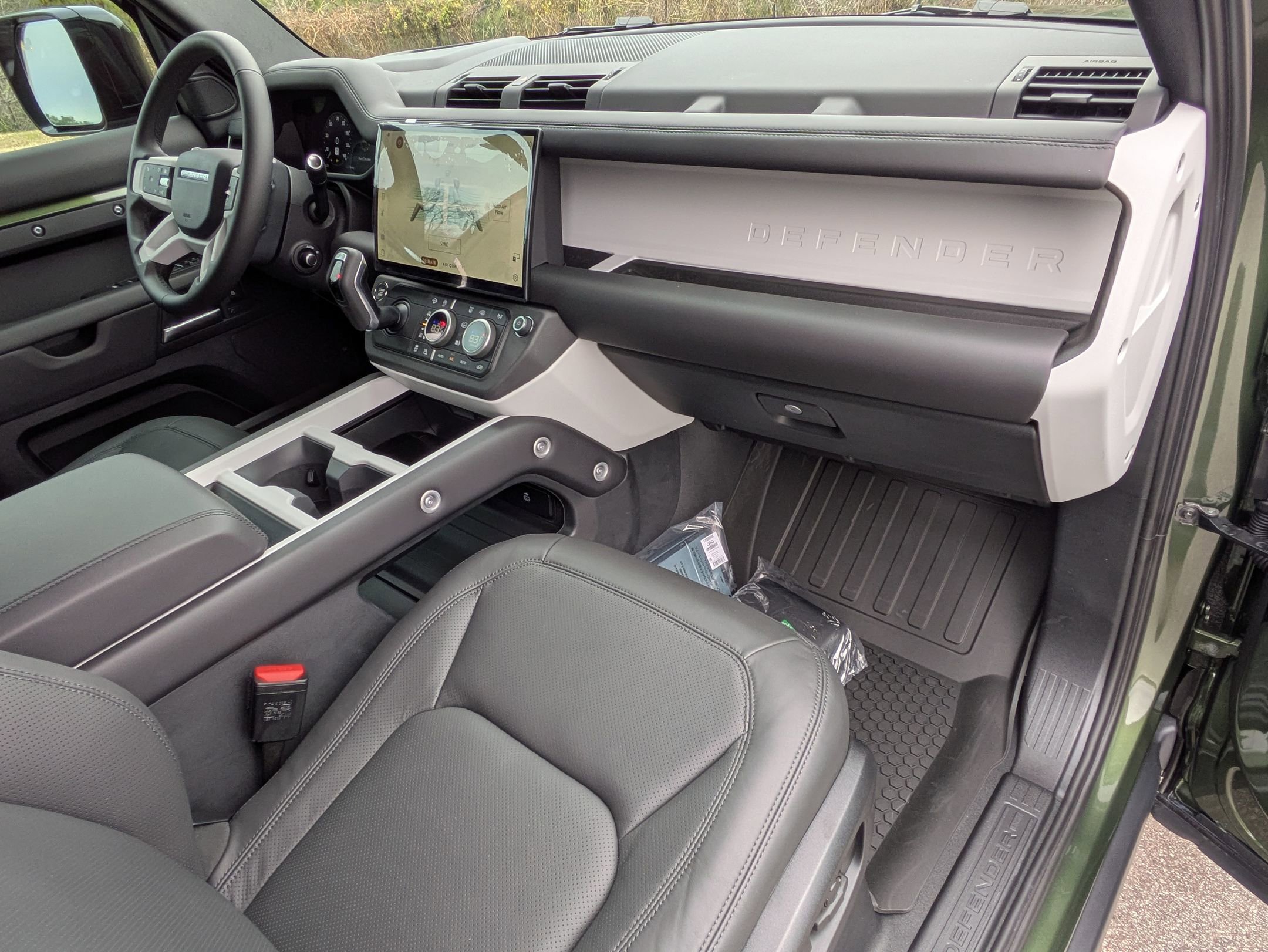 New 2026 Land Rover Defender 110 X-Dynamic SE image 30