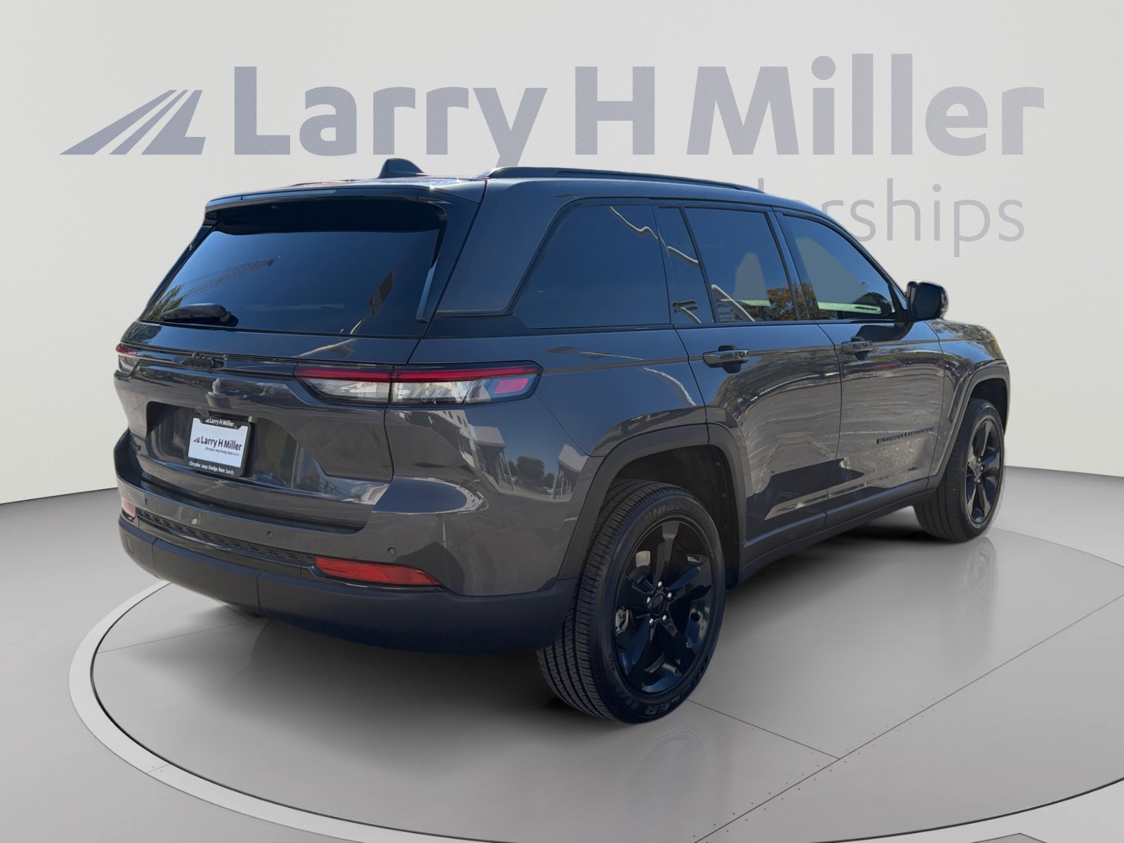 Used 2025 Jeep Grand Cherokee Altitude AWD/4WD image 5