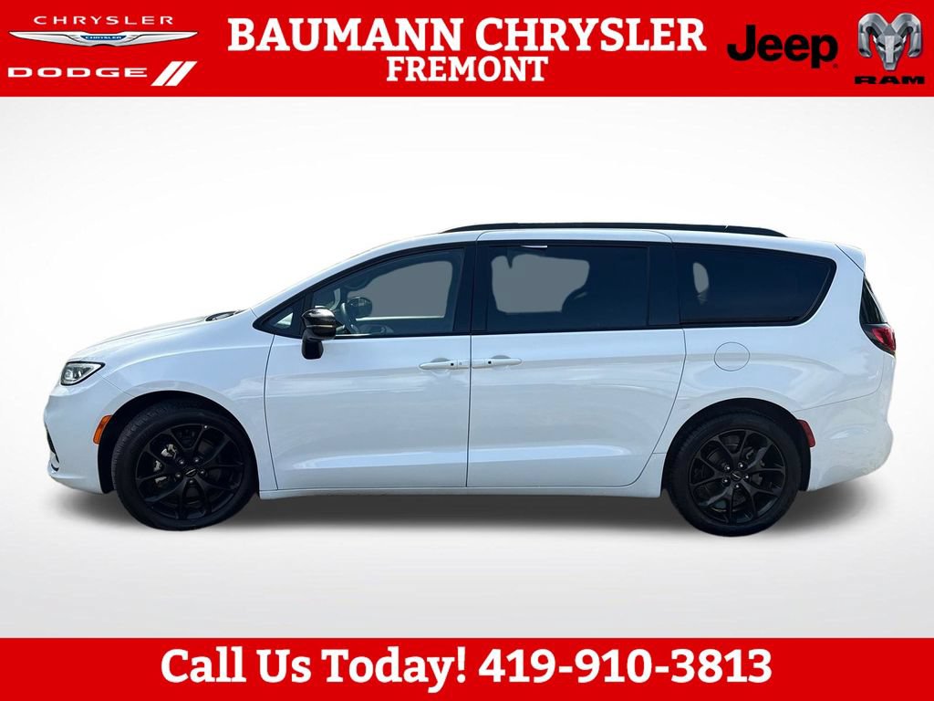 Used 2025 Chrysler Pacifica Limited FWD image 3
