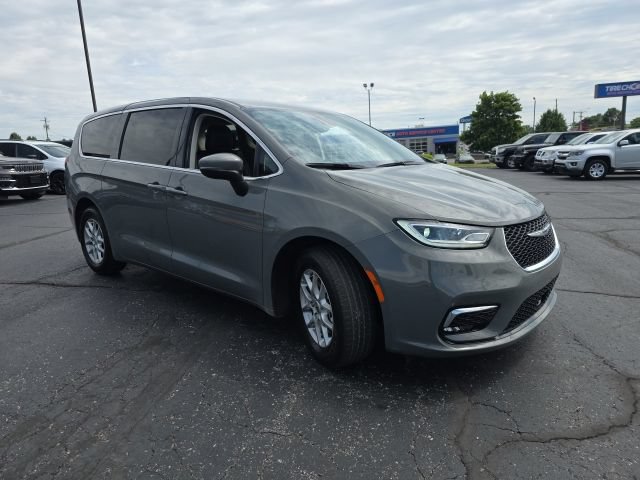 Used 2023 Chrysler Pacifica Touring-L FWD image 9