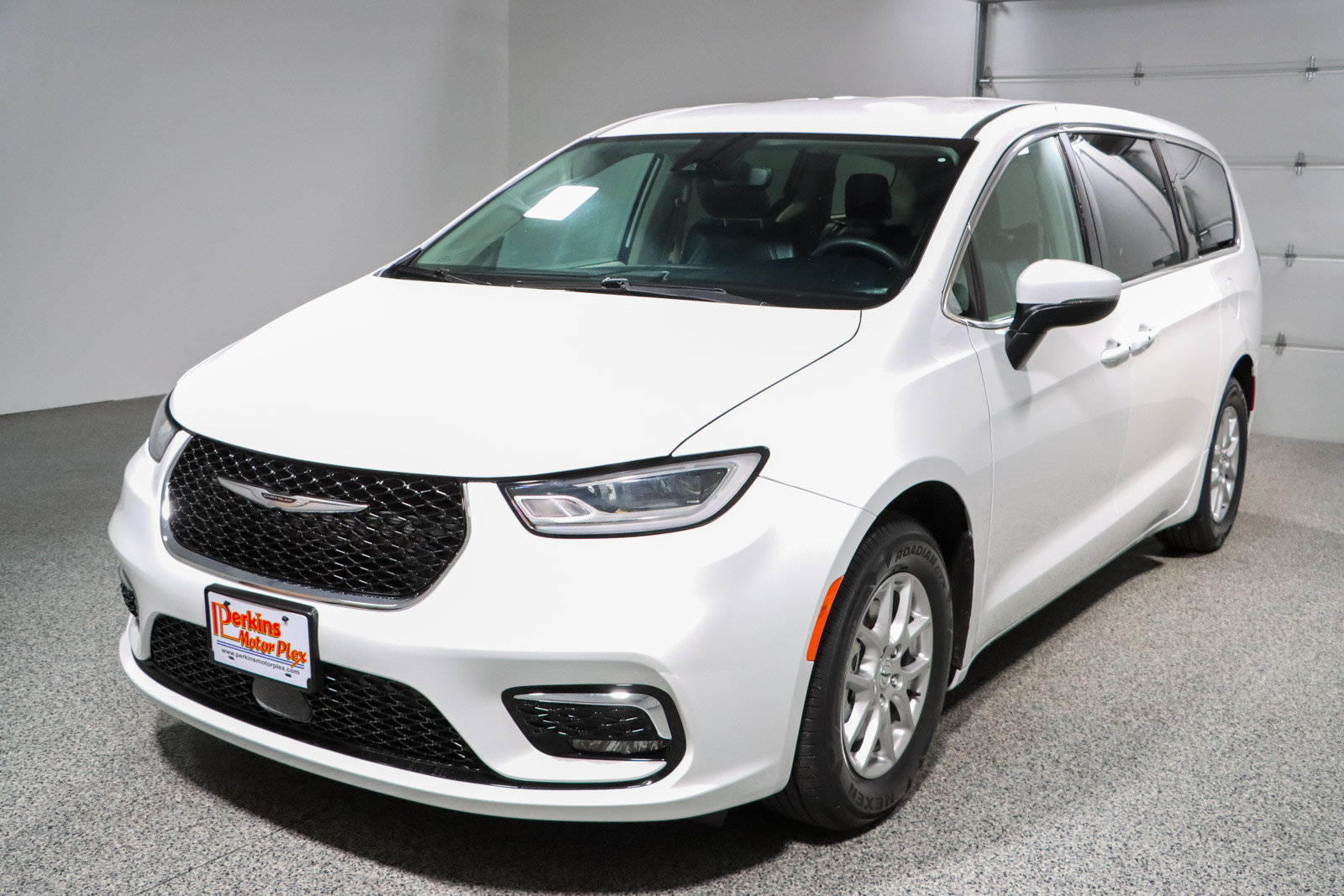 Used 2023 Chrysler Pacifica Touring-L FWD image 32