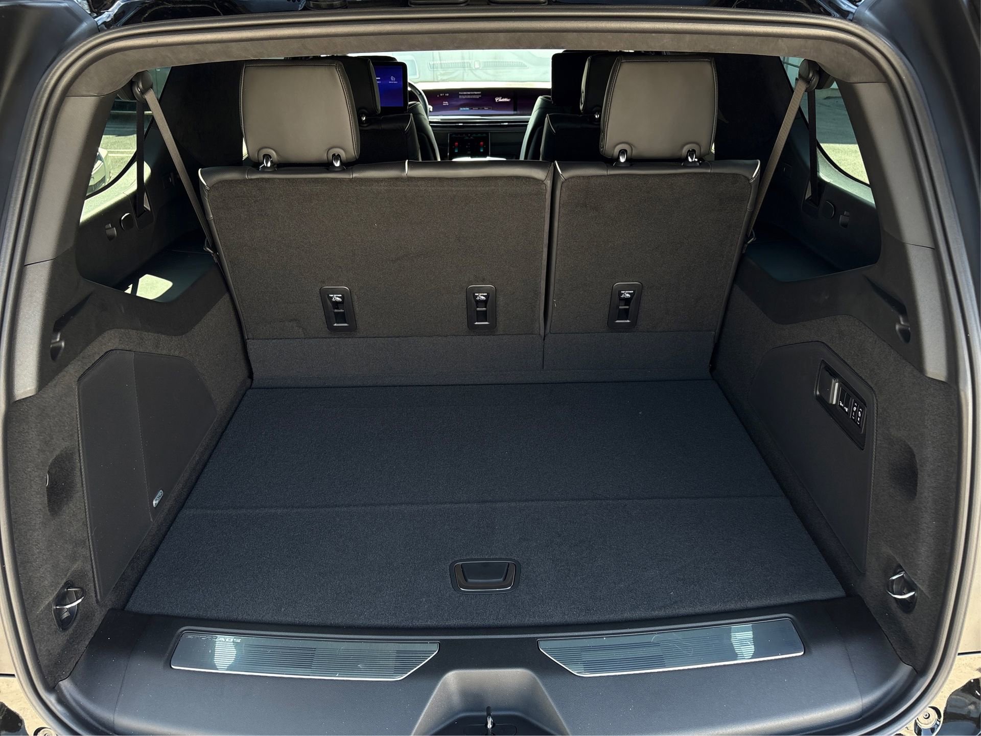 New 2026 Cadillac Escalade ESV Platinum Sport w/ LPO, ONYX Package image 11