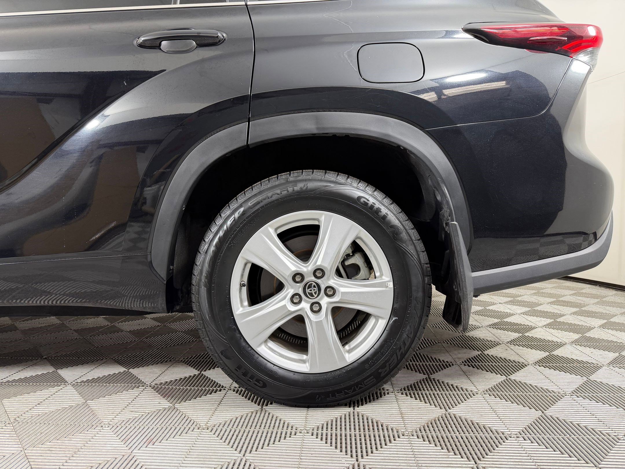 Certified 2024 Toyota Highlander LE image 27