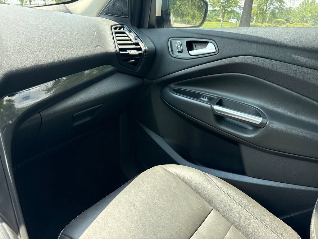 Used 2015 Ford Escape Titanium w/ Equipment Group 301A AWD/4WD image 17