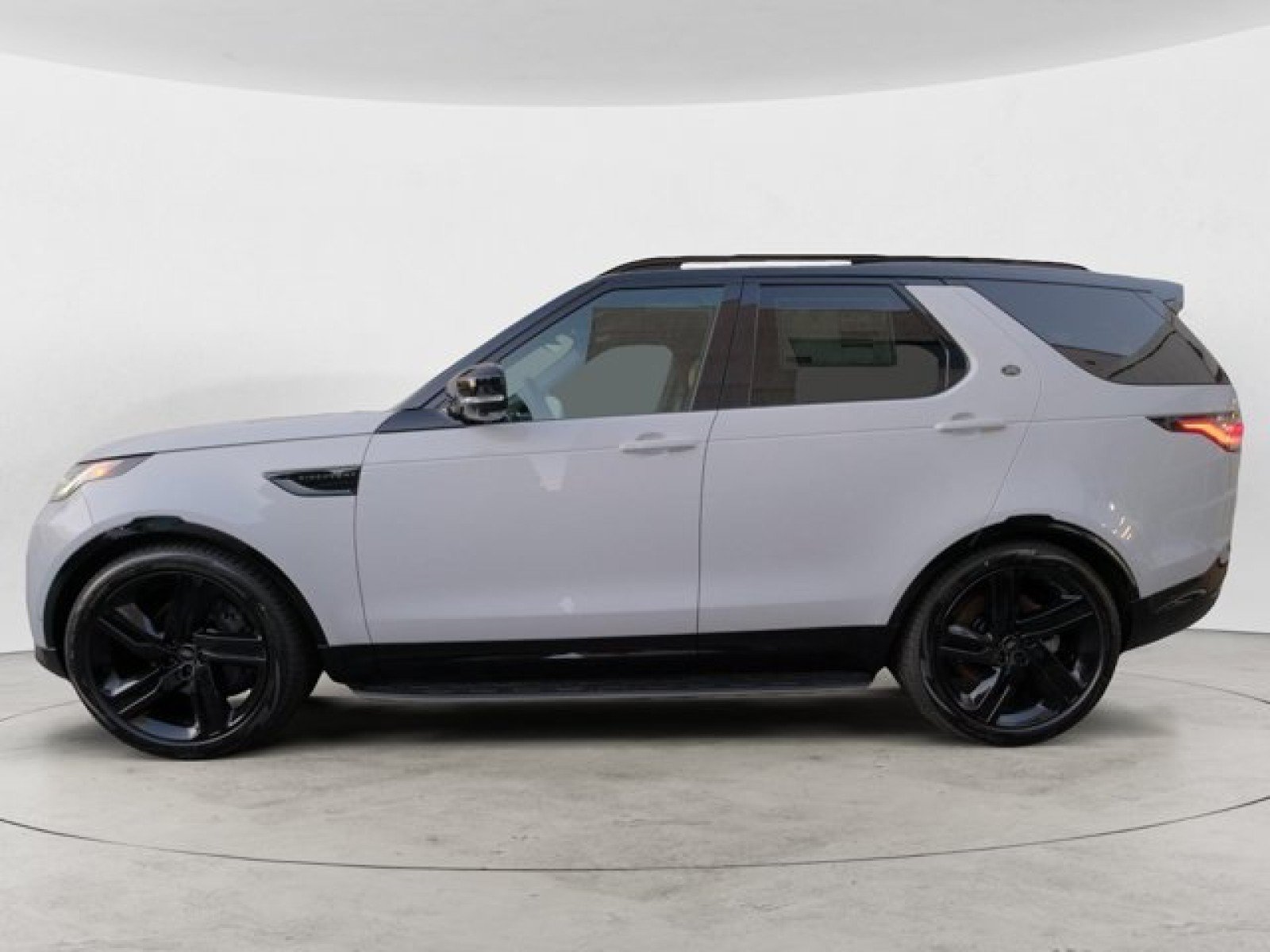 Certified 2025 Land Rover Discovery Dynamic SE AWD/4WD image 2