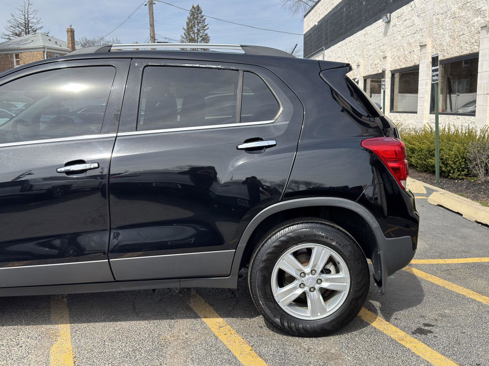 Used 2019 Chevrolet Trax LT w/ LT Convenience Package AWD/4WD image 3