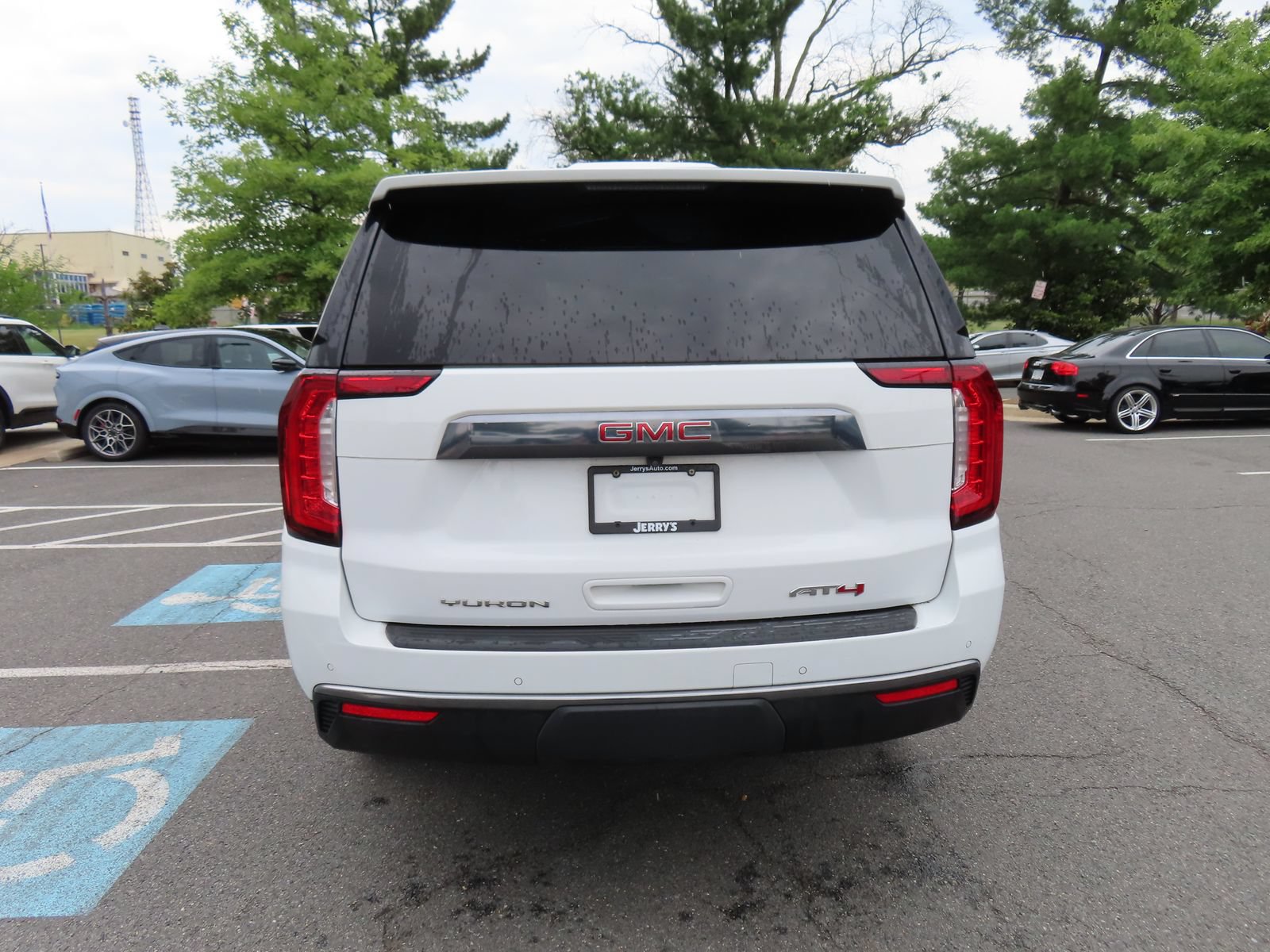 Used 2024 GMC Yukon XL AT4 w/ AT4 Premium Package AWD/4WD image 6