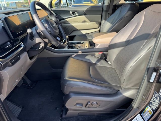 Used 2025 Kia Carnival FWD image 18