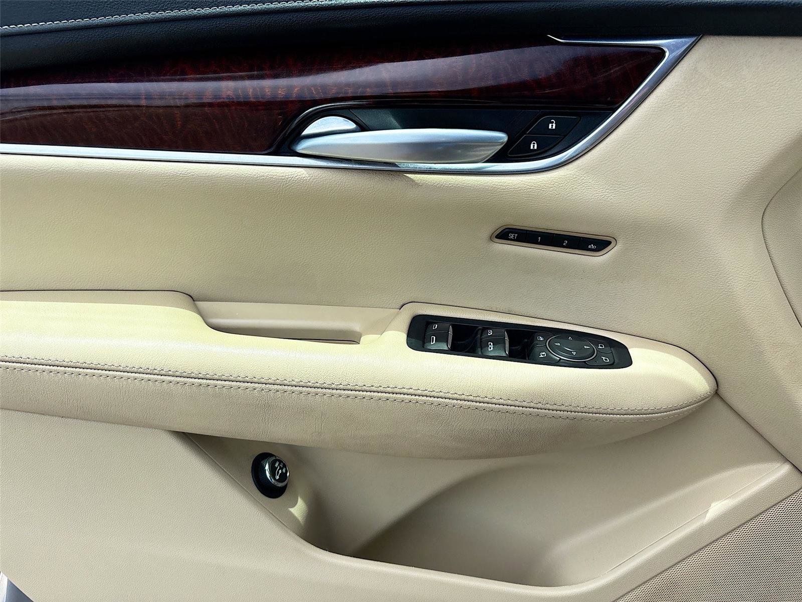 Used 2018 Cadillac XT5 Luxury w/ Driver Awareness Package image 18