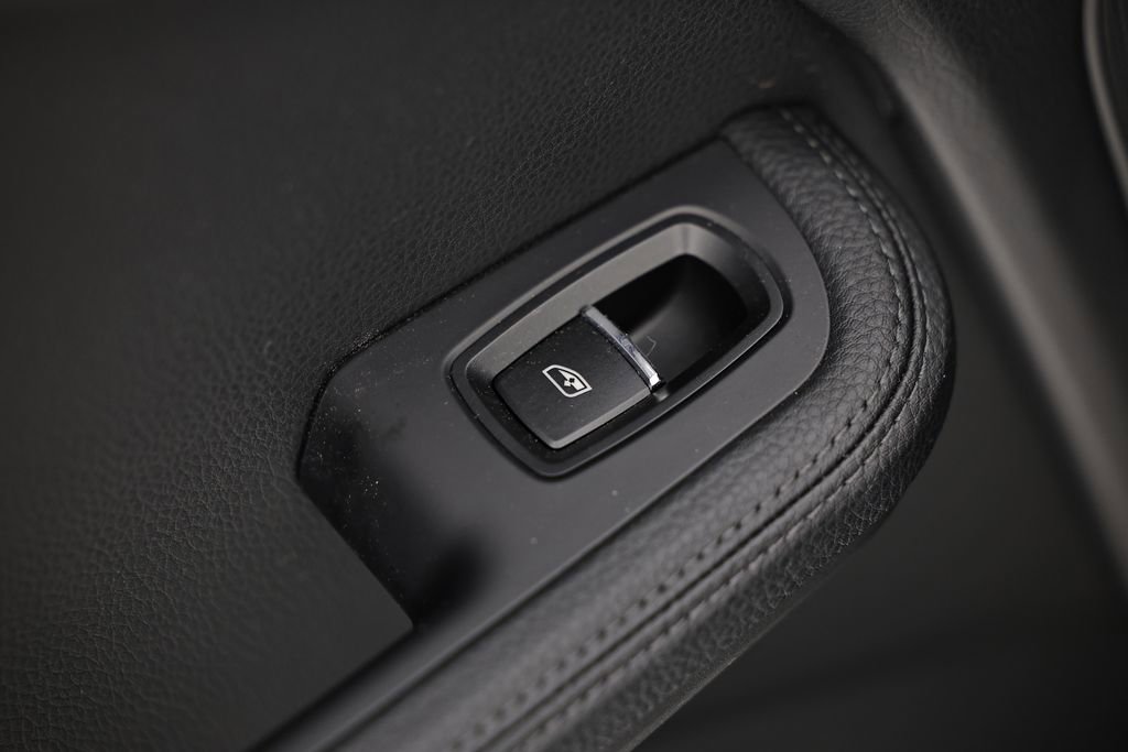 Used 2025 Porsche Macan image 26