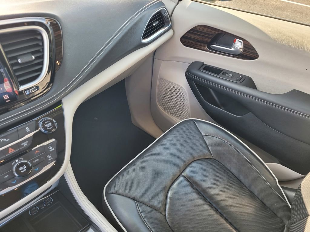 Used 2023 Chrysler Pacifica Limited FWD image 14