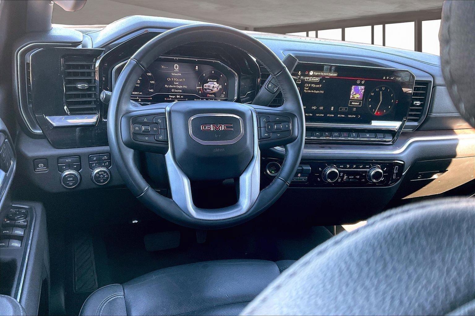 Used 2025 GMC Sierra 1500 SLT image 9