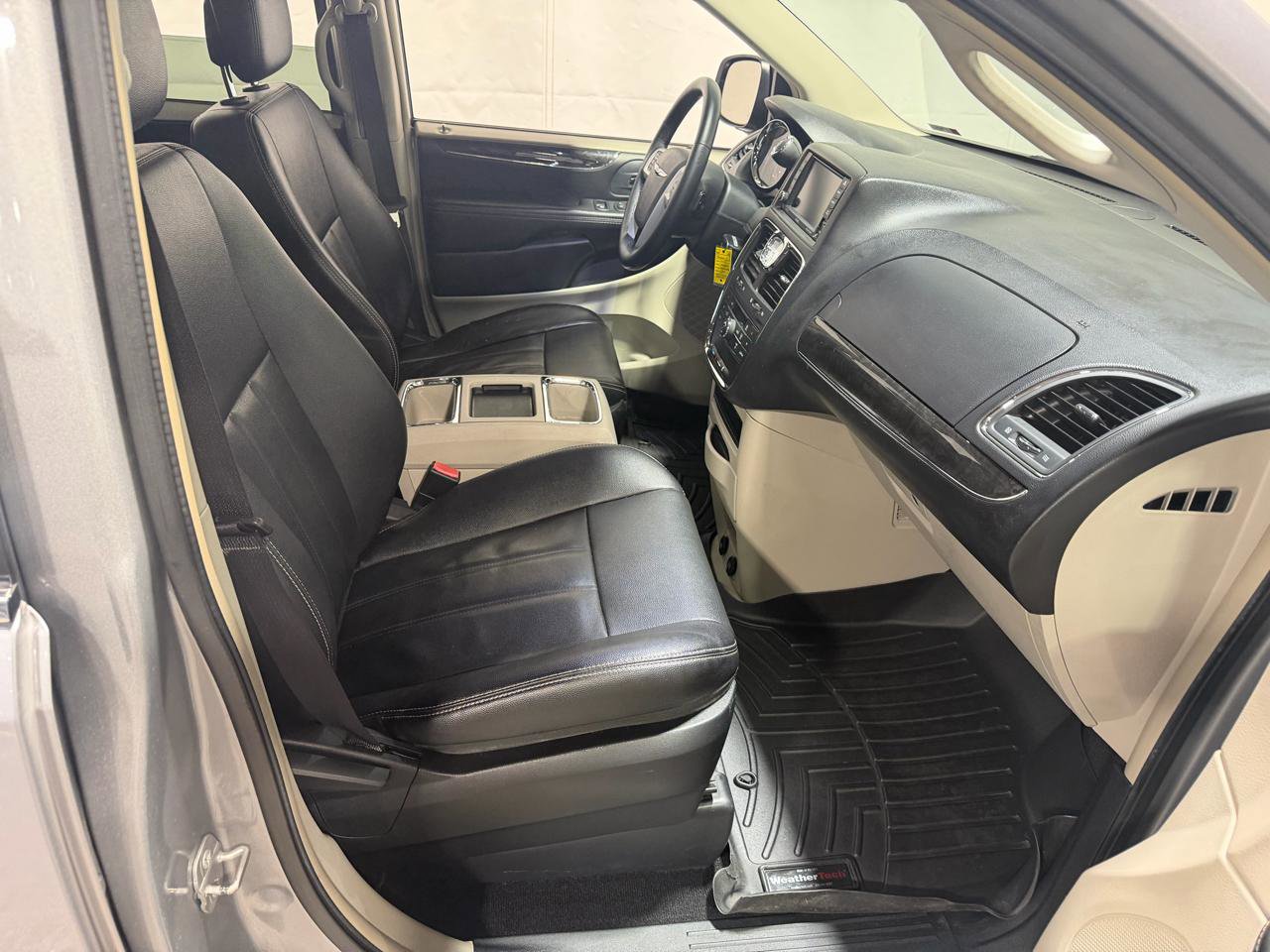 Used 2014 Chrysler Town & Country Touring FWD image 12