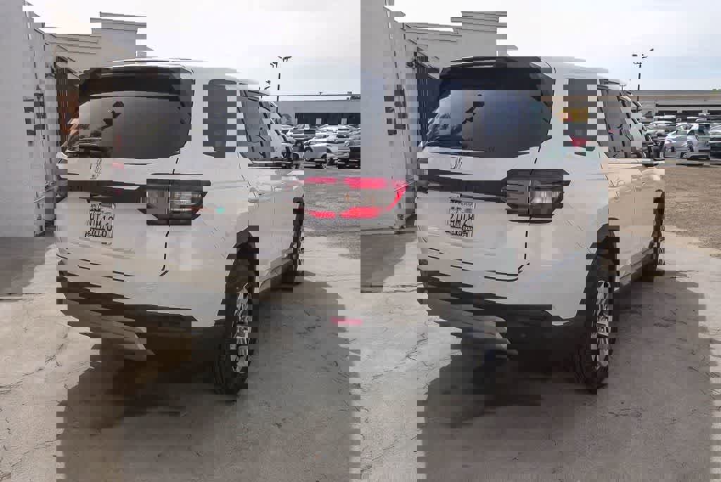 Used 2025 Honda Pilot EX-L image 9