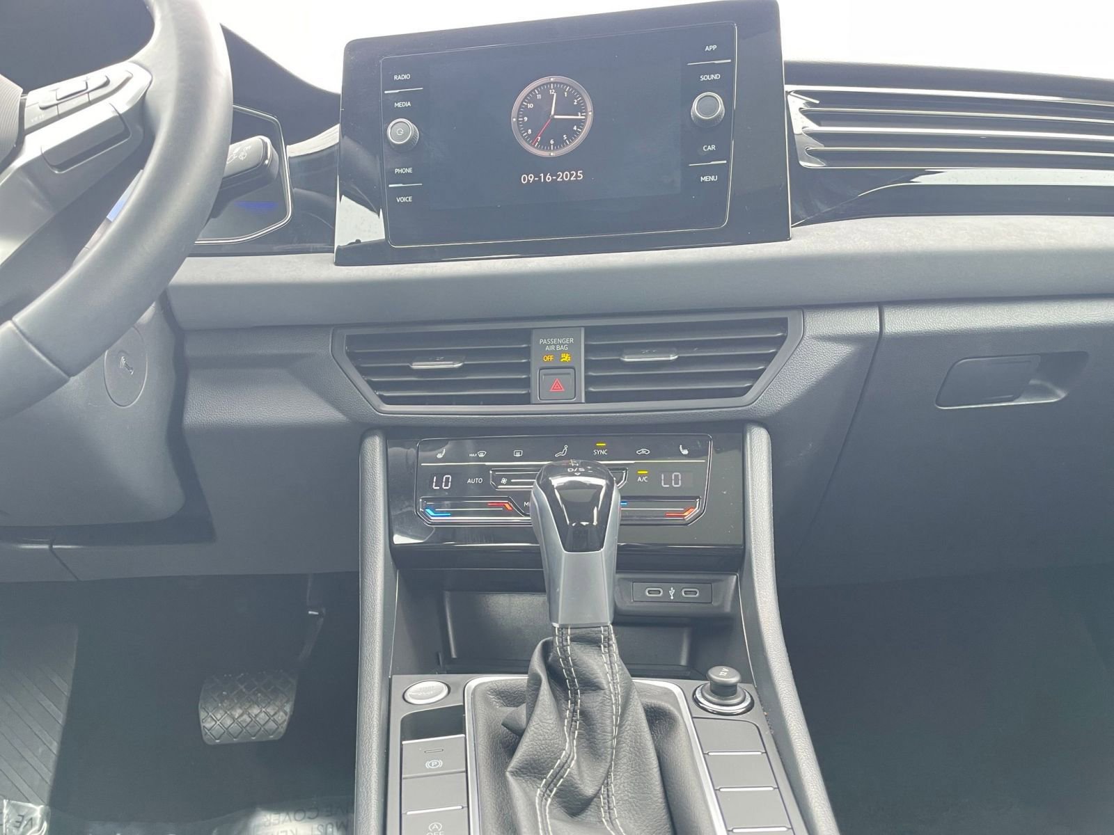 Used 2025 Volkswagen Jetta SE image 18