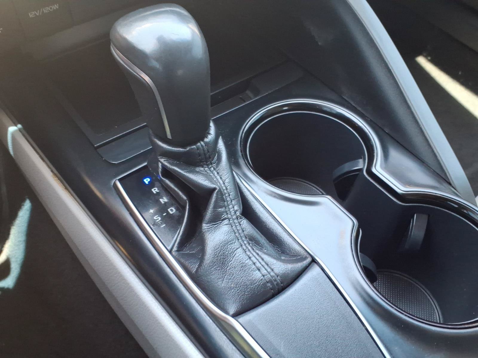 Used 2018 Toyota Camry SE FWD image 19