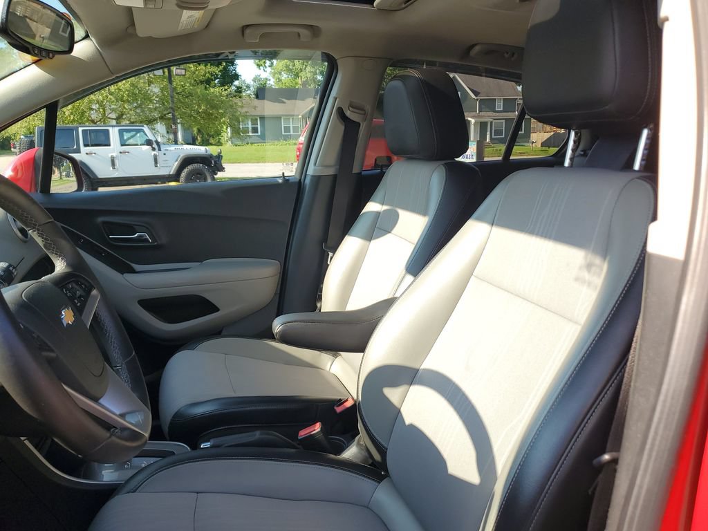 Used 2016 Chevrolet Trax LT w/ LT Sun and Sound Package AWD/4WD image 16