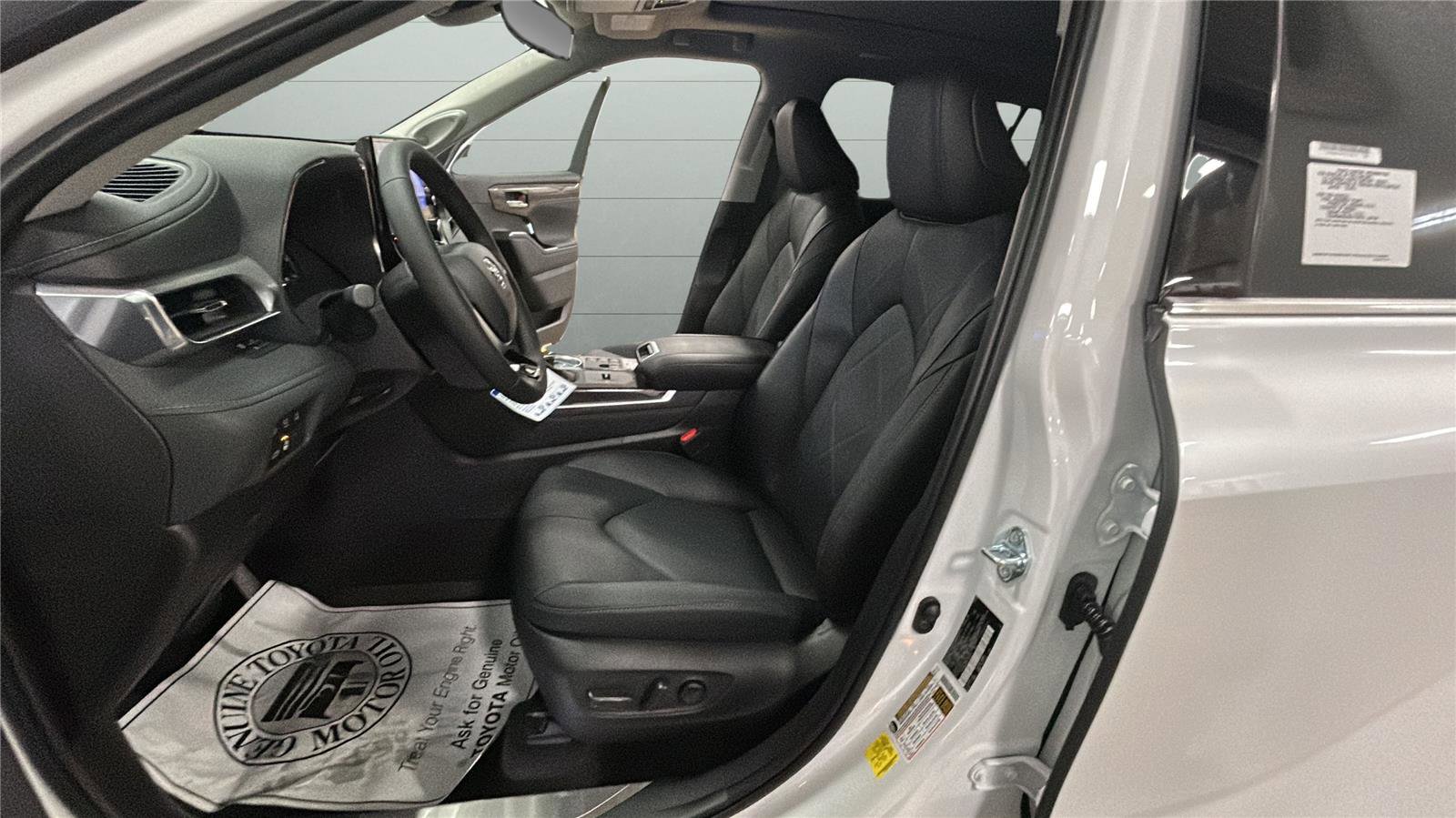 New 2026 Toyota Highlander Platinum image 4