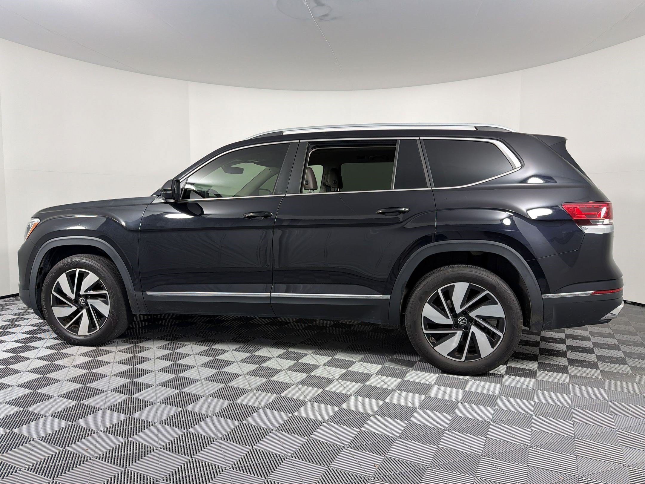 Used 2024 Volkswagen Atlas SEL AWD/4WD image 2